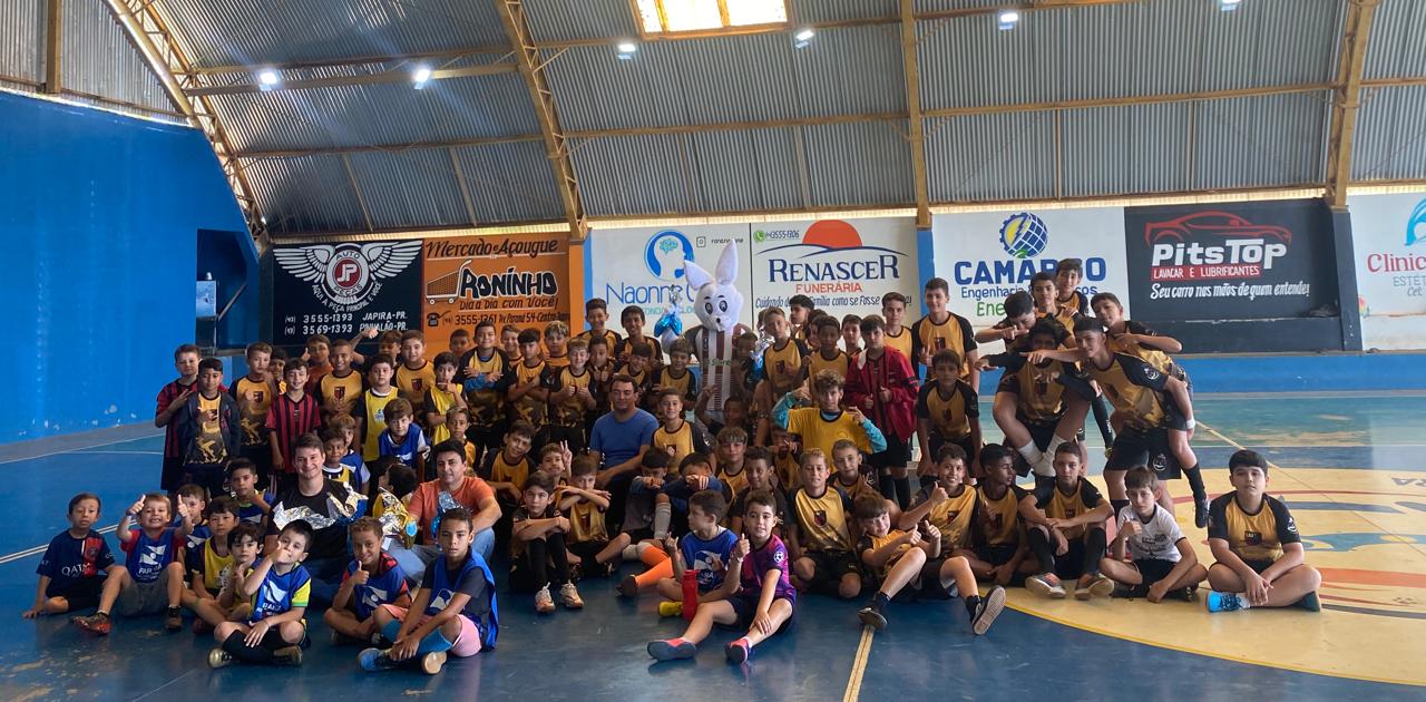 ENTREGA DE OVOS DA PÁSCOA PARA OS ALUNOS DA ESCOLINHA DE FUTSAL.xa0