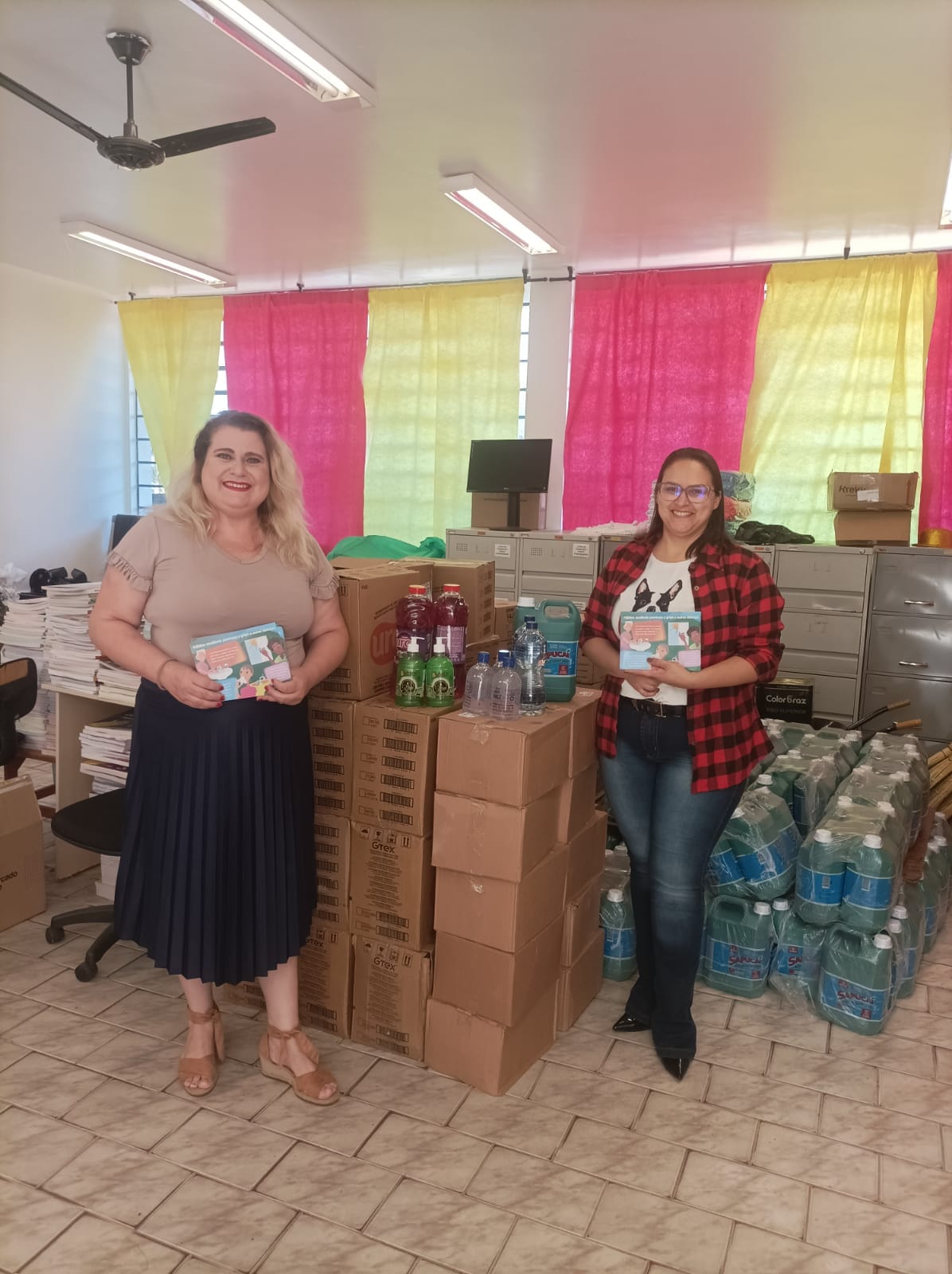 Nesta manhã , a secretária de Saúde de Japira Rosimara Siqueira entregou para a Secretária de Educação Srta. Lyne Claide, produtos de limpeza,higiene e panfletos educativos .