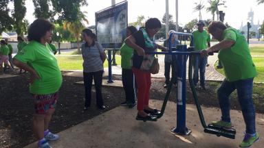 GRUPO FELIZ IDADE DE JAPIRA FAZEM EXERCÍCIOS NA ACADEMIA AO AR LIVRE