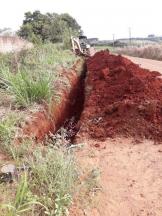 Departamento de Obras do Município de Japira está realizando o serviço de extensão de rede de água, para atender aos produtores rurais. Trecho Bairro do Nhô!!!