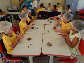 ALUNOS DE JAPIRA APRENDEM A FAZER BOMBONS