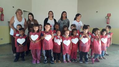 Alunos do CMEI Dona Nenzinha de Japira fizeram uma linda homenagem às mães que participam do Grupo da Melhor Idade. Participaram também de um delicioso café.