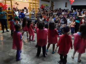 Alunos do CMEI Dona Nenzinha  fizeram uma linda homenagem às suas queridas mamães!!!