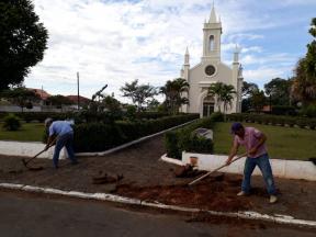 CALÇADAS SÃO CONSERTADAS EM TORNO DA IGREJA MATRIZ EM JAPIRA
