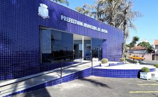 A Prefeitura de Japira instala guarda-corpo com corrimão.