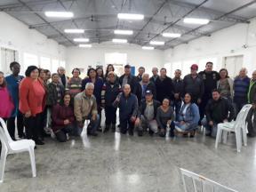 O Prefeito Lauro de Carvalho acompanha reunião da equipe do CRAS com o grupo Feliz Idade.