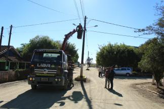 PREFEITO DE JAPIRA LAURO DE CARVALHO VISITA OBRAS DE MANUTENÇÃO DA ILUMINAÇÃO PÚBLICA, E APROVEITA PARA FAZER UM LEVANTAMENTO DAS CONDIÇÕES QUE SE ENCONTRA O BAIRRO NOVO JARDIM.