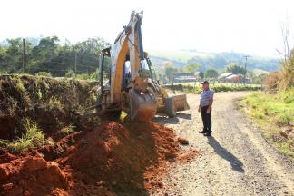 O PREFEITO DE JAPIRA LAURO DE CARVALHO ESTEVE HOJE ACOMPANHANDO  AS OBRAS DE EXTENSÃO DE REDE DE ÁGUA  NO BAIRRO DOS GOMES