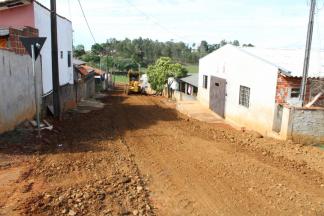 VILA ESPERANÇA RECEBE CASCALHAMENTO