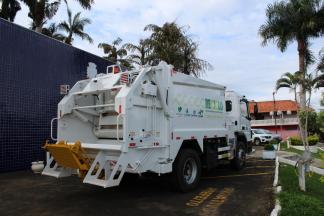 PREFEITURA DE JAPIRA ADQUIRE NOVO CAMINHÃO COLETOR DE LIXO