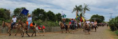 GRANDE CAVALGADA MARCA FESTA DA PADROEIRA NA VILA RURAL