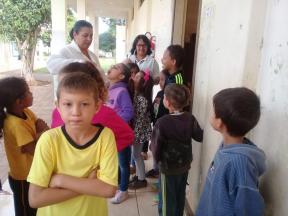 ALUNOS RECEBEM APLICAÇÃO DE FLÚOR E ORIENTAÇÃO DE ESCOVAÇÃO DENTAL