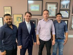 Prefeito Municipal Ângelo Marcos Vigilato, juntamente com o seu vice Paulinho Morfinate e o secretário do esporte Rodrigo Augusto de Oliveira .
