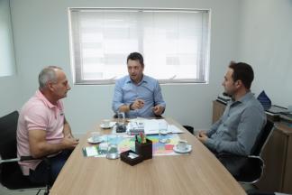 O Prefeito Municipal Ângelo Marcos Vigilato e o Secretário de Agricultura José Marcelo Pangone estiveram nesta segunda feira (06/05), com o deputado federal Sérgio Souza em Curitiba.