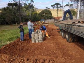Teve início a obra de calçamento com lajotas sextavadas na rua Rita de Cássia de Oliveira Santos, em frente ao novo prédio da escola municipal que em breve será inaugurada.