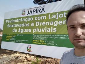 Conclusão da obra de calçamento com lajotas sextavadas na rua Rita de Cássia, em frente a nova Escola Municipal.