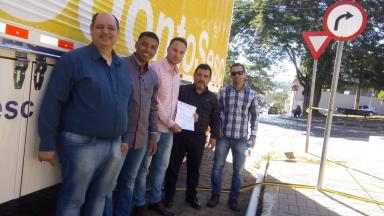 O prefeito Angelo Vigilato esteve na cidade de Tomazina nesta quinta-feira (08/08), para conhecer a \