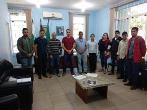 Nesta sexta-feira, dia 23 de agosto de 2019, o Prefeito Municipal de Japira, Angelo Marcos Vigilato, reuniu-se com os representantes das associações de agricultores familiares do município , APROPIA, APROMOG e GOMES.