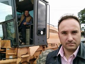 Também nesta terça-feira (27), o prefeito Angelo Vigilato e o secretário de Obras Erivelton Borges, estiveram verificando a finalização da manutenção da máquina Motoniveladora-CASE845.