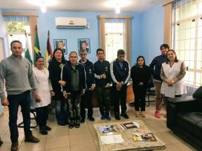 Nesta terça-feira dia 03/09, o Prefeito Angelo Marcos Vigilato recebeu a Diretora da Escola João Professor ? APAE de Japira que, juntamente com a Coordenação, Professores e Alunos, apresentaram o PROJETO CONSTRUINDO O FUTURO REPLANTANDO.