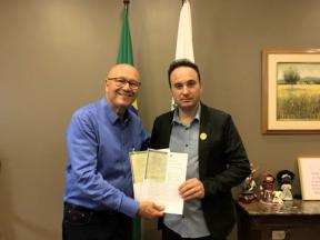 PREFEITO ANGELO RECEBE DOIS VEÍCULOS PARA O MUNICÍPIO ATRAVÉS DE DOAÇÃO DO ESTADO.