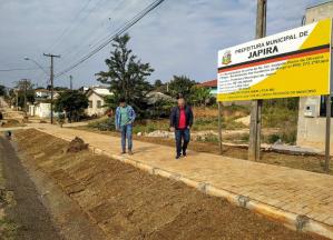 NOVA FASE DA OBRA DE REVITALIZAÇÃO DA AV. CEL. JOAQUIM PEDRO DE OLIVEIRA: - PLANTIO DE GRAMA.
