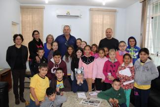 PREFEITO DE JAPIRA GERALDO SANTOS RECEBE ALUNOS