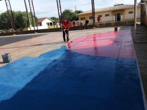 Obras de manutenção e restauração do piso sendo realizadas, pela prefeitura municipal na quadra de esportes do distrito novo jardim.